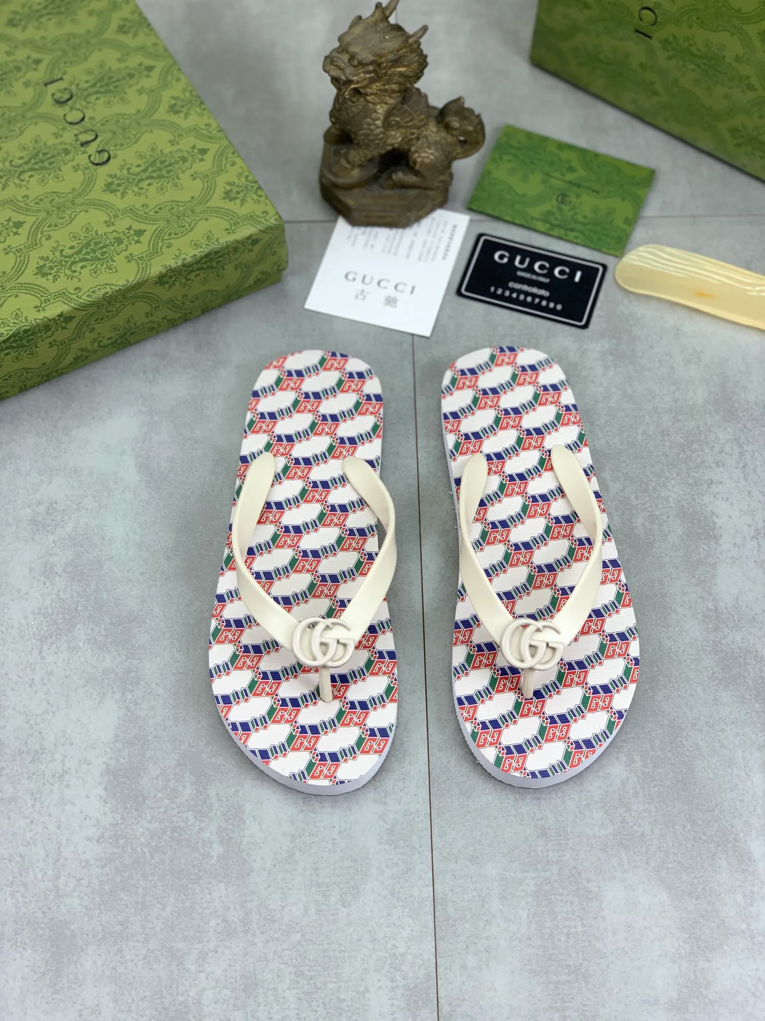 Men's men's shoes 💰P220💰【New style】🆘【GUCCI】Official website's popular Gucci adult couple 🧑‍🤝‍🧑 style, children's flip-flops are on sale at the counter simultaneously! Original fabric imported from Italy. Original bottom provided by the original factory. Size: Adult 36-45. Children’s size: 30-37. Multiple colors available.